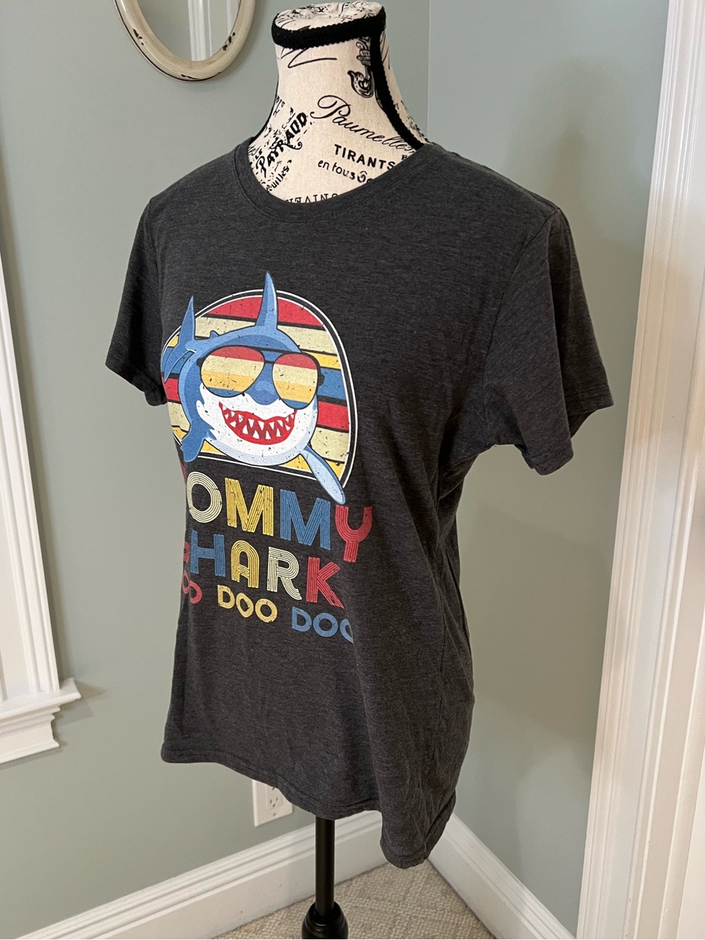 Port & Company Gray Mommy Shark Doo Doo Doo Tee Shirt | Size M | Like New - Picture 4 of 7